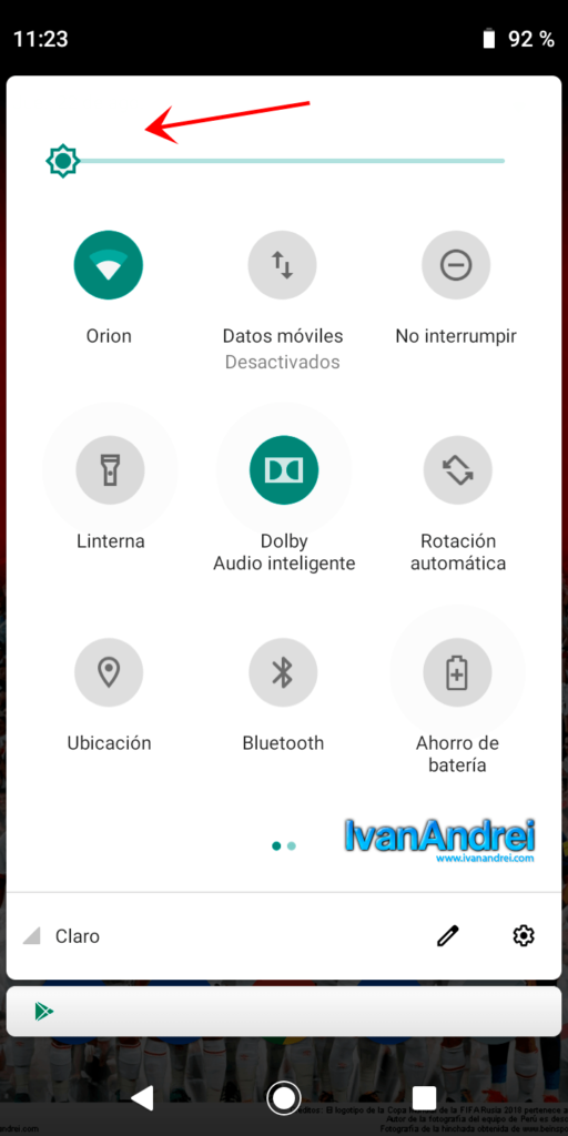 Ahorrar batería en Android reduciendo el brillo.